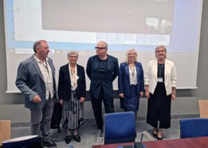 Fotografia z obrad plenarnych konferencji naukowej Przestrzenie przekładu 8