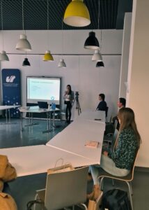 Fotografia z obrad sekcji konferencji naukowej Przestrzenie przekładu 8