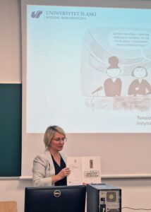 Fotografia z obrad sekcji konferencji naukowej Przestrzenie przekładu 8