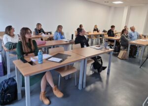 Fotografia z obrad sekcji konferencji naukowej Przestrzenie przekładu 8