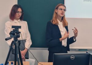 Fotografia z obrad sekcji konferencji naukowej Przestrzenie przekładu 8