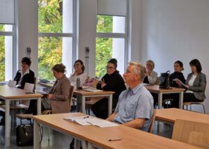 Fotografia z obrad sekcji konferencji naukowej Przestrzenie przekładu 8