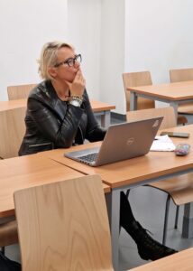 Fotografia z obrad sekcji konferencji naukowej Przestrzenie przekładu 8