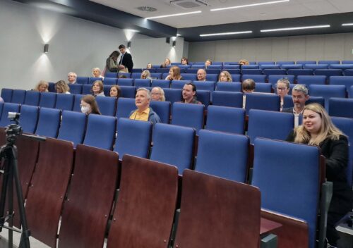 Fotografia widowni podczas konferencji naukowej Przestrzenie przekładu 8